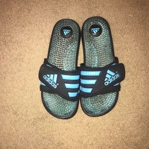 🌸blue and black Adidas slides🌸